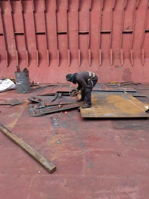 Ambar içinde hasarlı sacların kesilerek sökülmesi