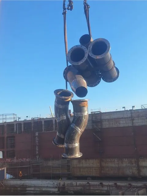 Boru imalatlarının vinçle gemiye alınması